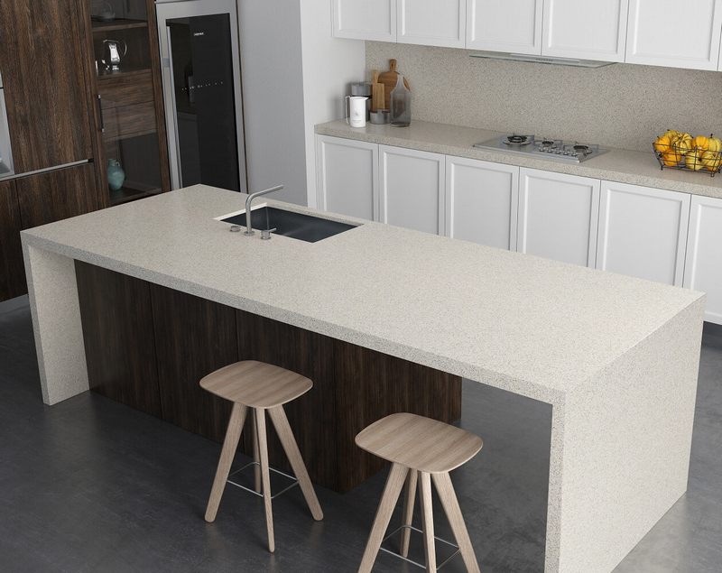 Đá ốp đảo bếp đá nhân tạo có khả năng chống chịu lực nhiệt cao, chống nước tốt, cùng với khả năng uốn cong không để lại vết nối, giúp tạo ra một mặt phẳng đồng nhất, mang lại tính năng sử dụng và tính thẩm mỹ cao.